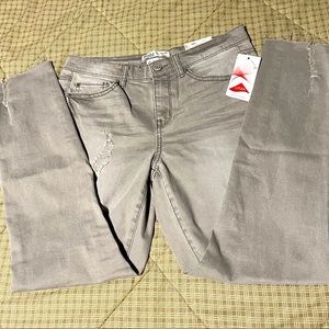 NWT Light gray slim jeans. Mudd Size 9